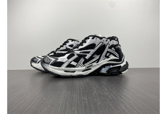 BALEN Black & White Runner Sneakers 677402 W3RB2 9010