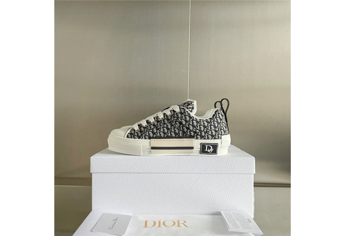 B23 Oblique Sneaker