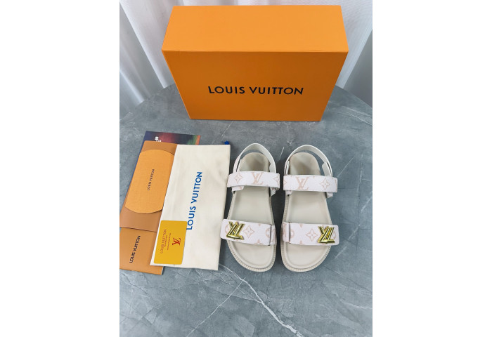 L1VV Flat Sandals