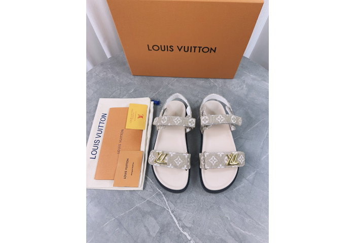 L1VV Flat Sandals