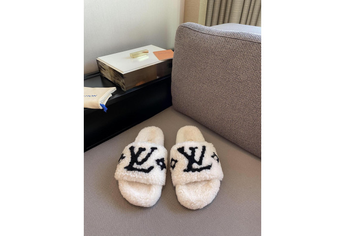 L1VV SANDALS