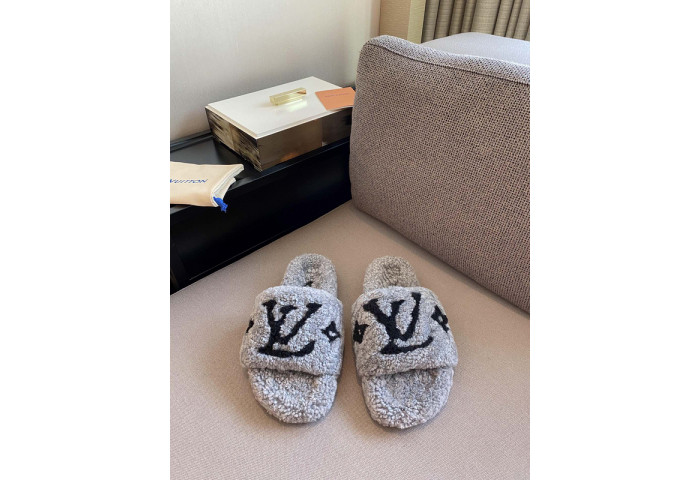 L1VV SANDALS