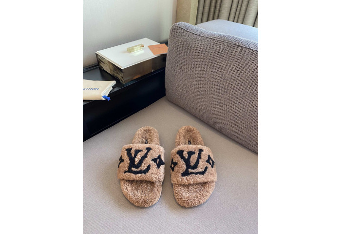 L1VV SANDALS