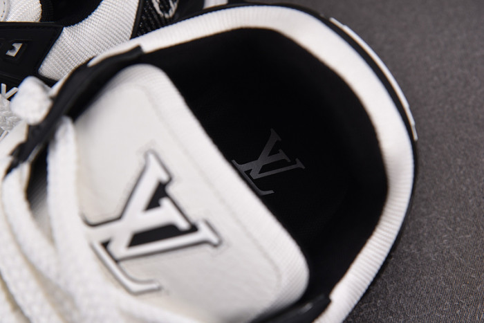 L1VV TRAINER