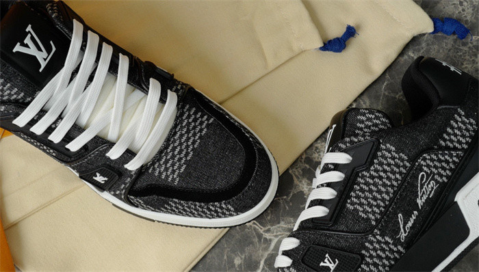 L1VV TRAINER