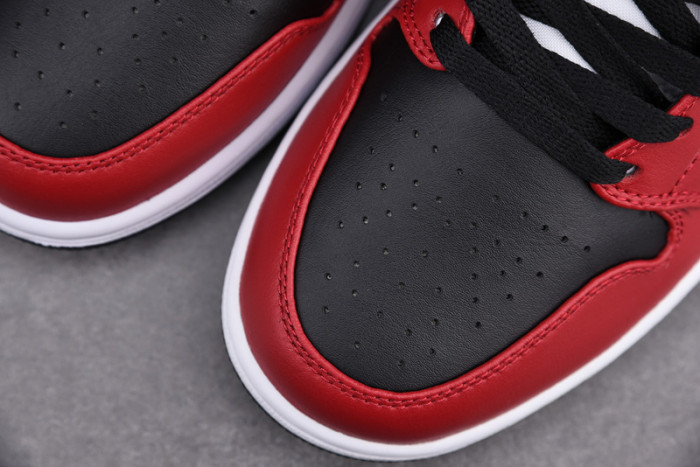 Air Jordan 1 Mid Chicago Toe 554724-069