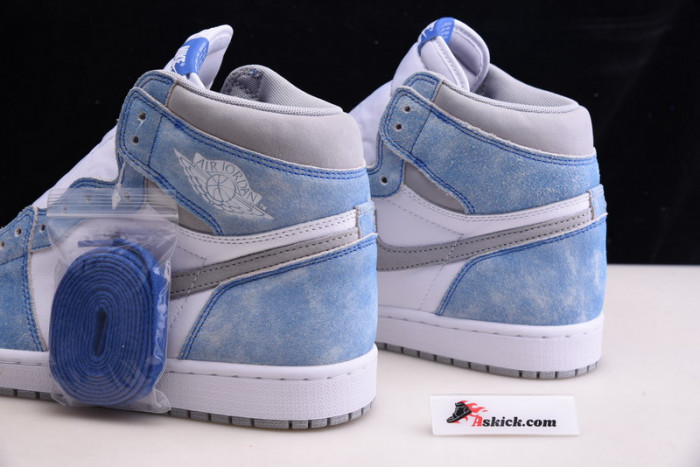 Air Jordan 1 High OG “Hyper Royal” 555088-402