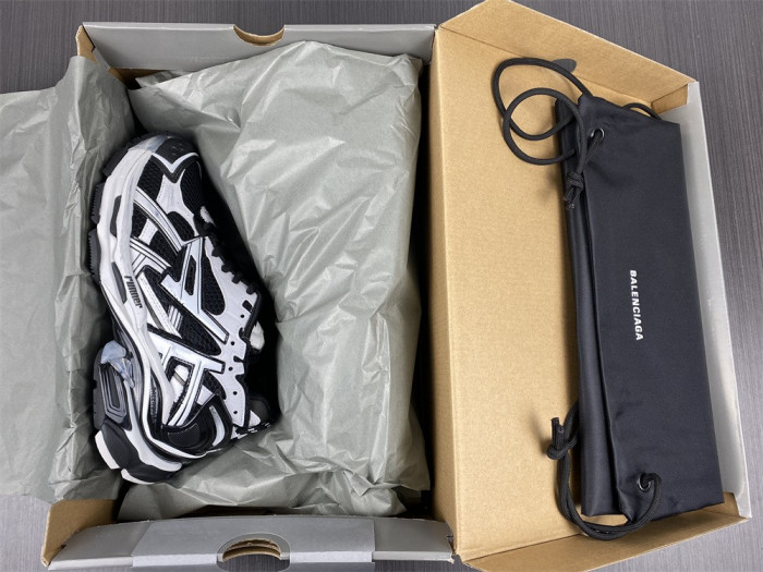 BALEN Black & White Runner Sneakers 677402 W3RB2 9010