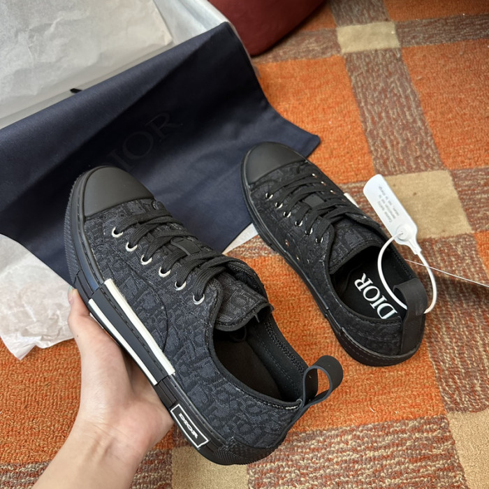 B23 Oblique Sneaker