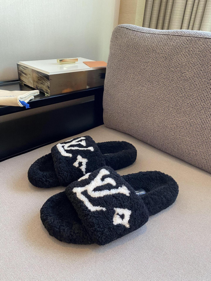 L1VV SANDALS