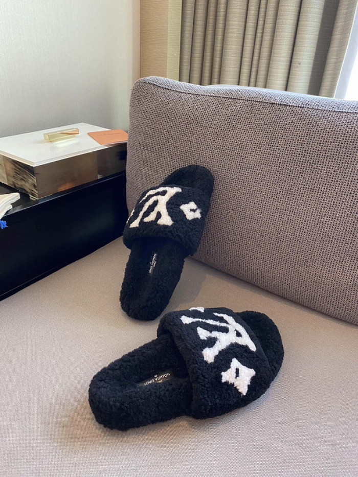 L1VV SANDALS
