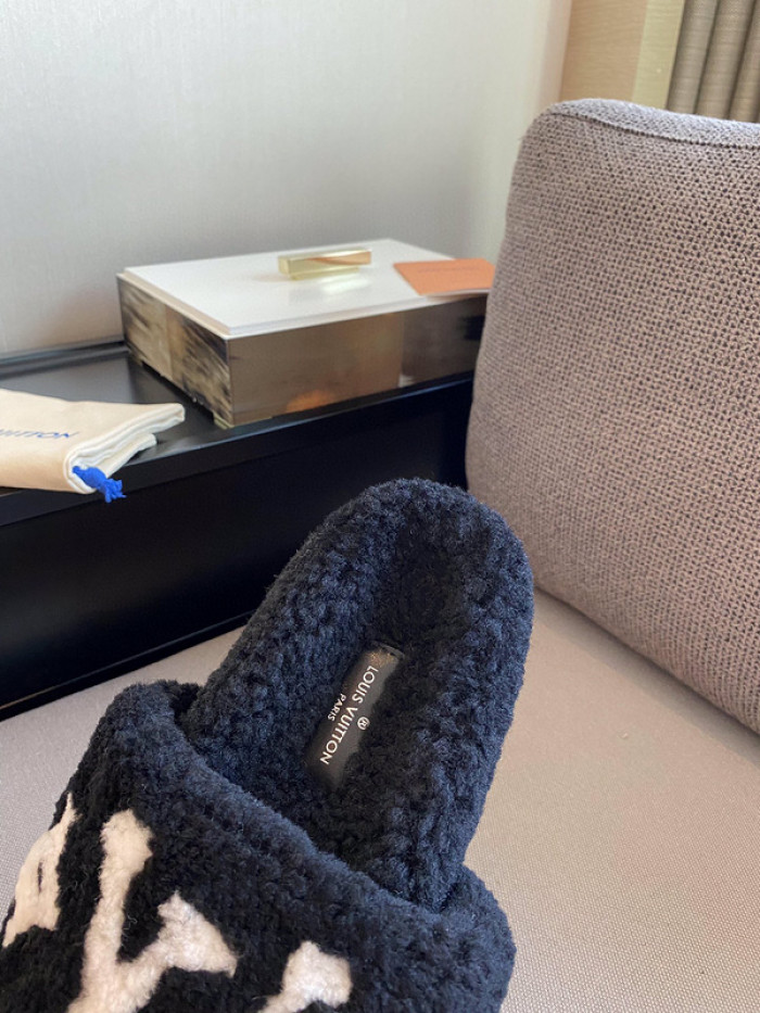 L1VV SANDALS