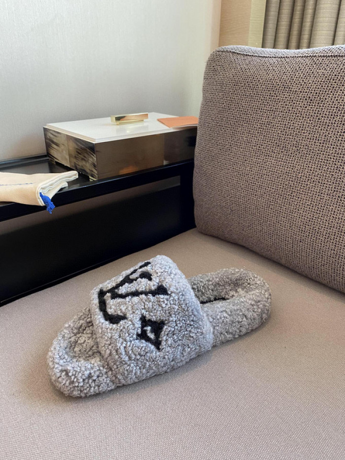 L1VV SANDALS