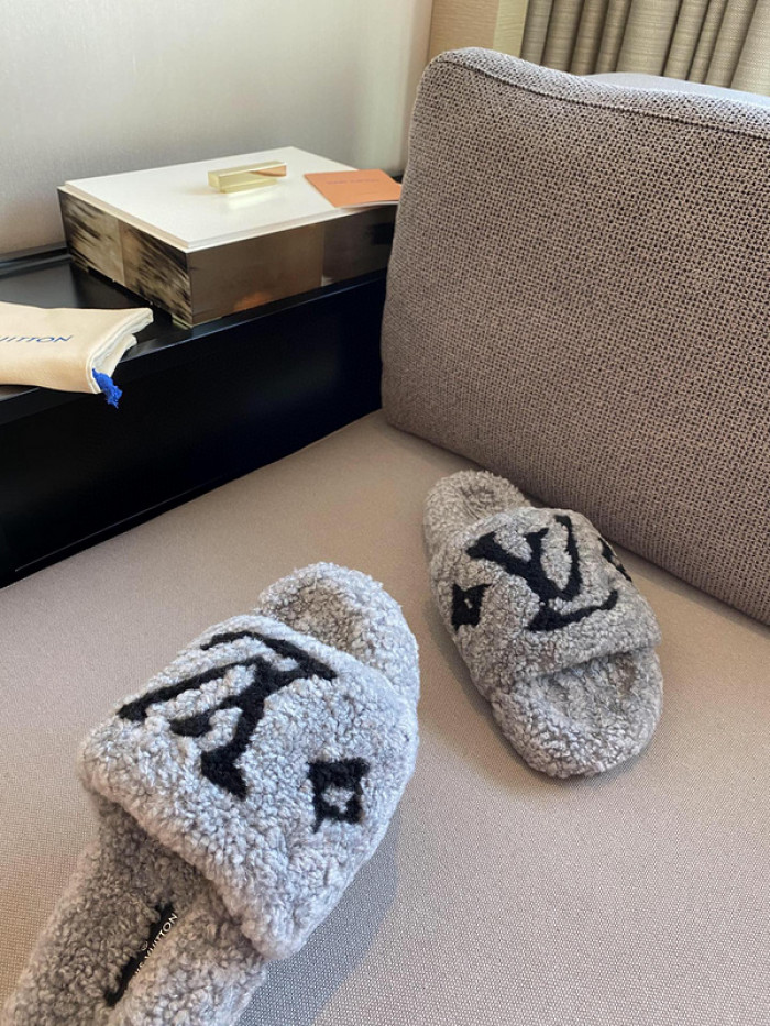 L1VV SANDALS