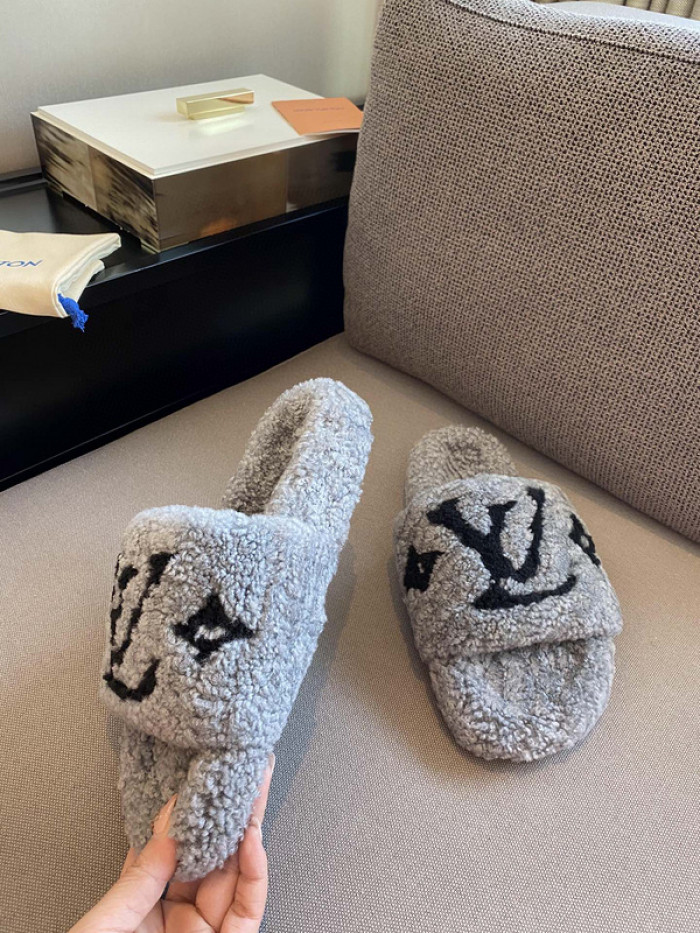 L1VV SANDALS