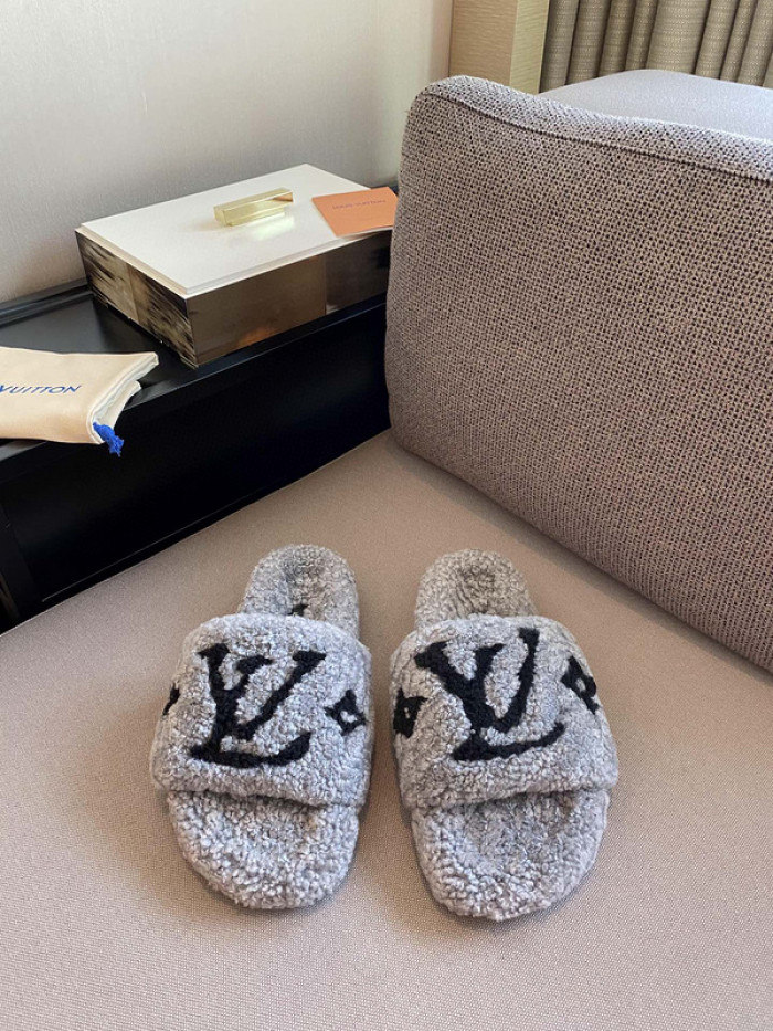 L1VV SANDALS
