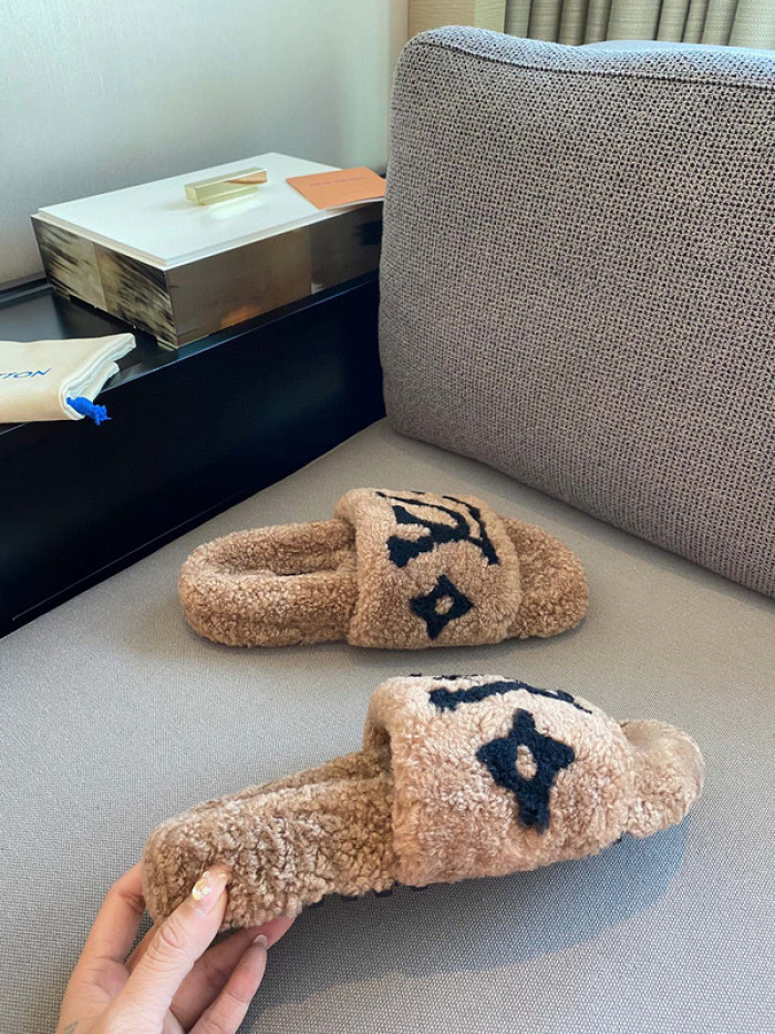 L1VV SANDALS