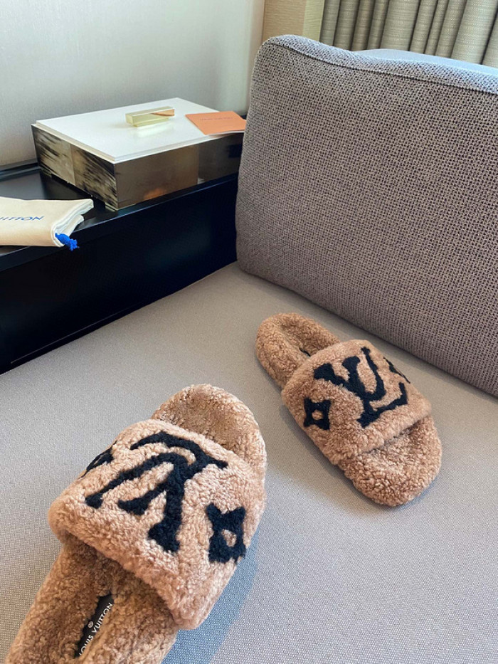 L1VV SANDALS