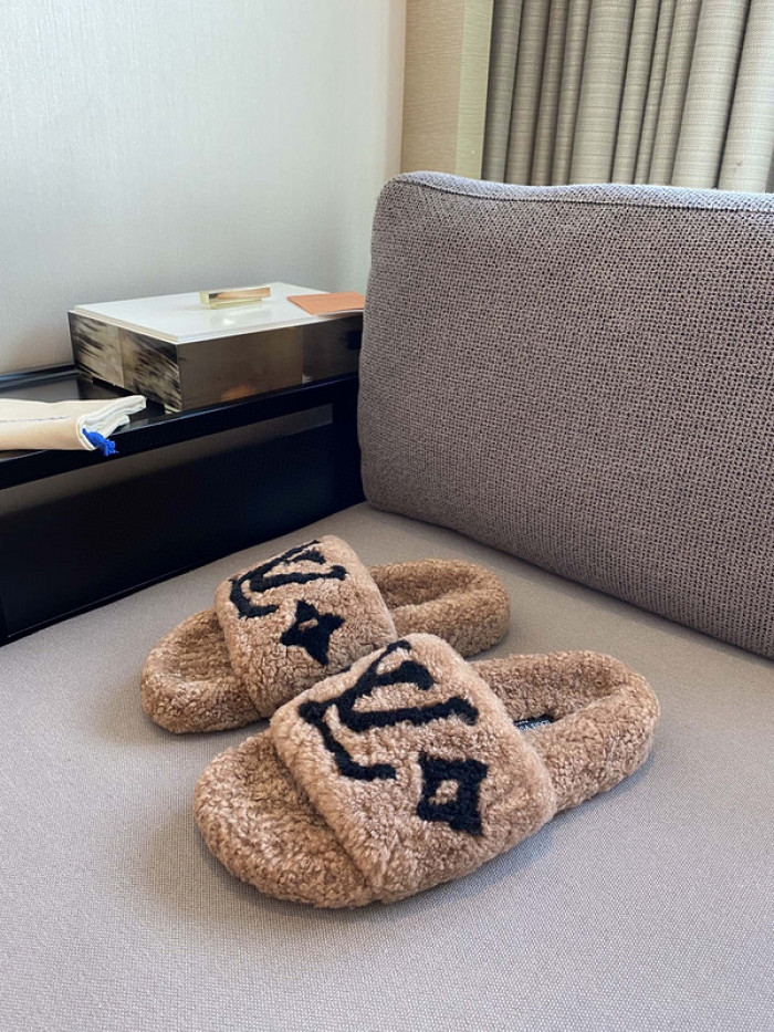 L1VV SANDALS